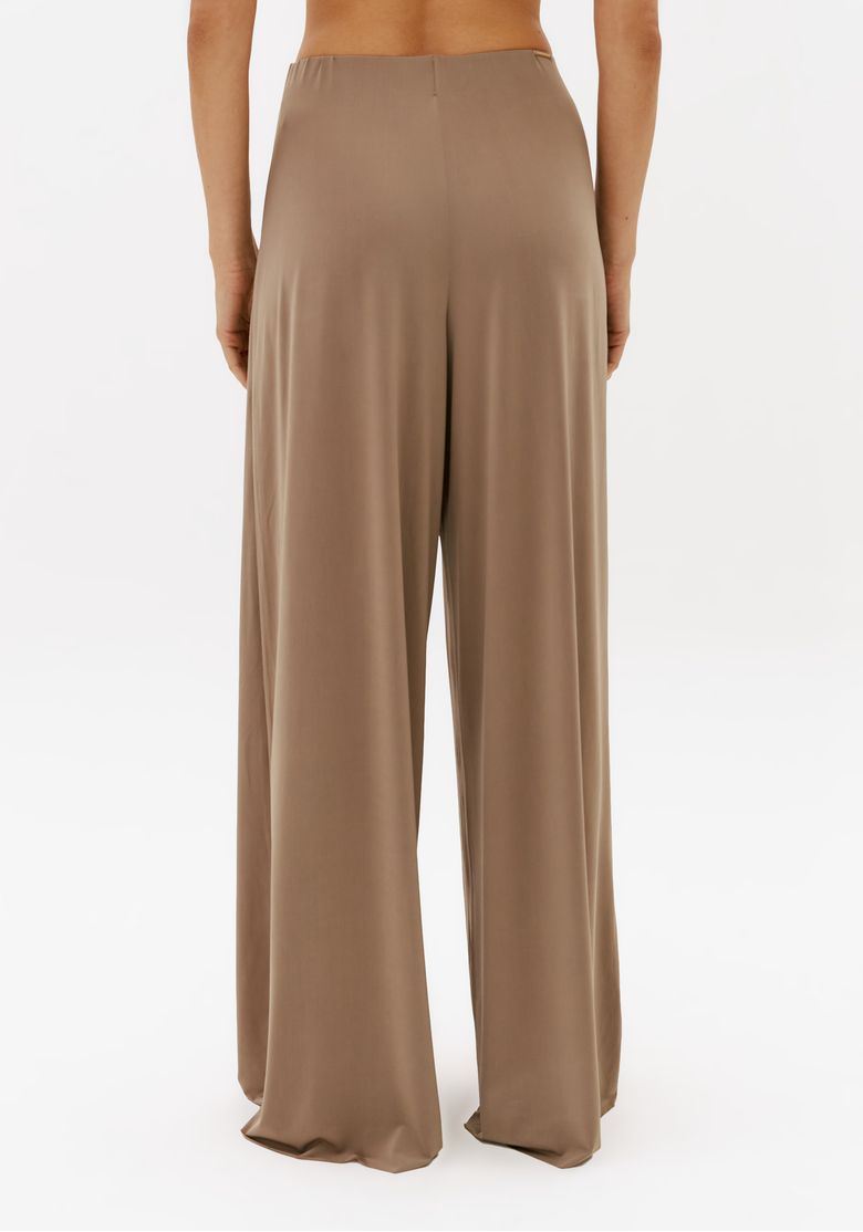 Calça wide leg bege feminina vista traseira em malha pesada com modelagem ampla e caimento elegante
