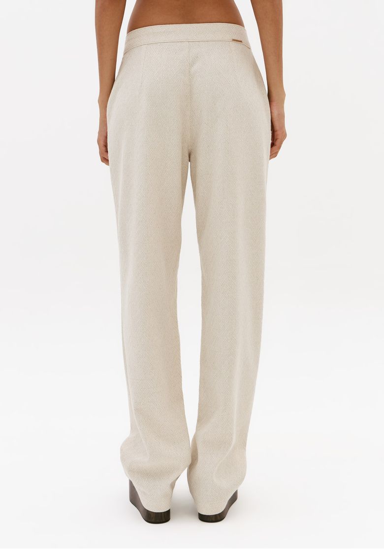 Calca-reta-feminina-off-white-com-linho-vista-traseira-modelagem-reta-e-comprimento-longo