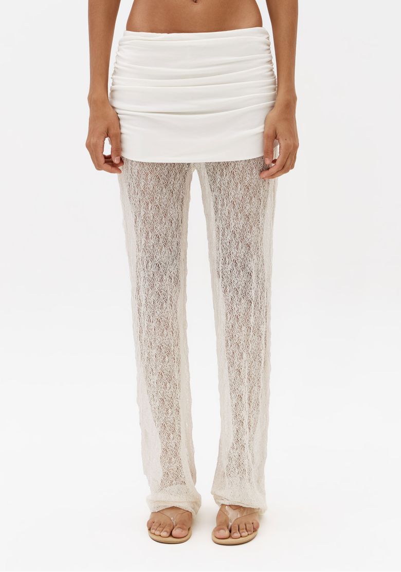 Vista frontal aproximada da calça longa reta off white em renda com caimento ajustado no quadril