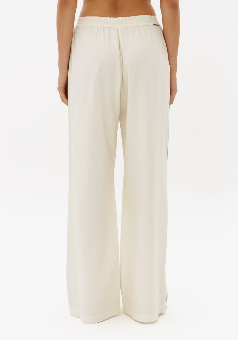 Vista-posterior-da-calca-feminina-full-length-off-white-com-caimento-reto-e-modelagem-ampla