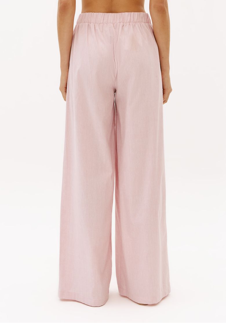 Vista-traseira-de-calca-wide-leg-rosa-claro-com-cos-de-elastico-nas-costas-e-modelagem-ampla