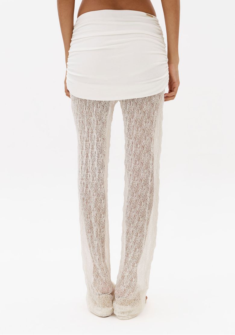 Vista traseira da calça reta feminina off white com cintura média e acabamento drapeado