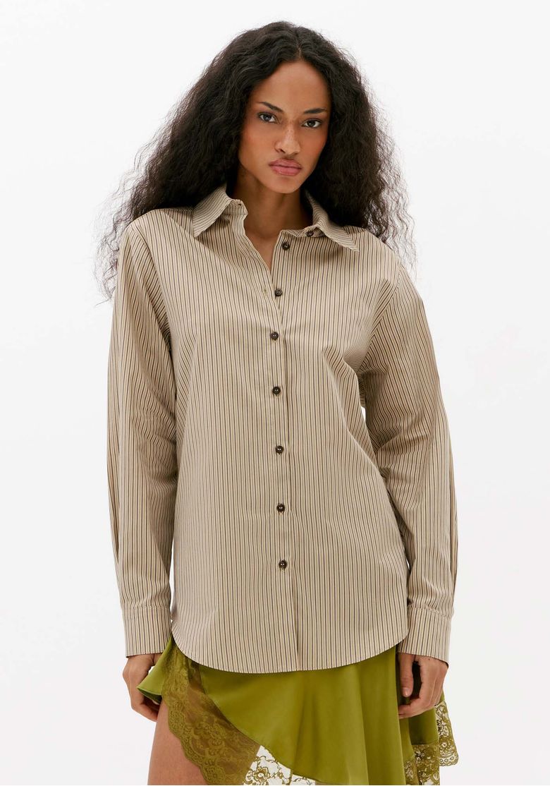 Camisa-feminina-oversized-listrada-bege-de-manga-longa-com-gola-tradicional-e-botoes-frontais-vista-frontal-em-look-de-estudio