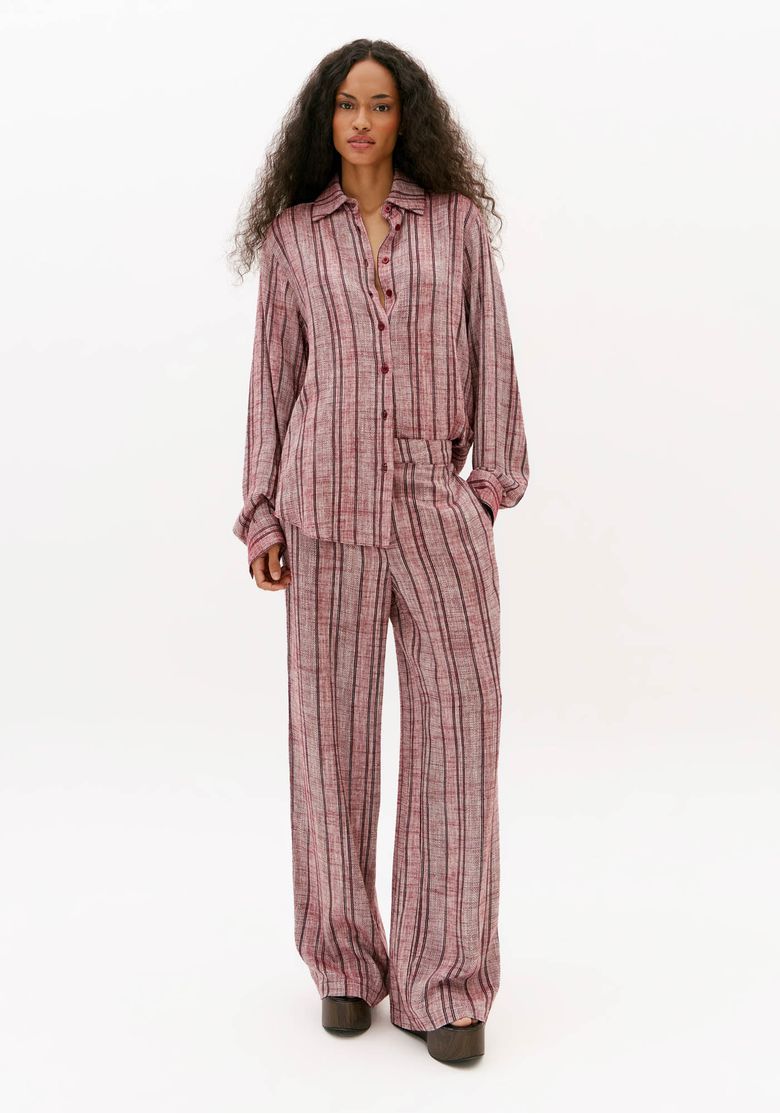 Look completo com camisa feminina oversized listrada bordô com linho e calça ampla coordenada, ideal para trabalho