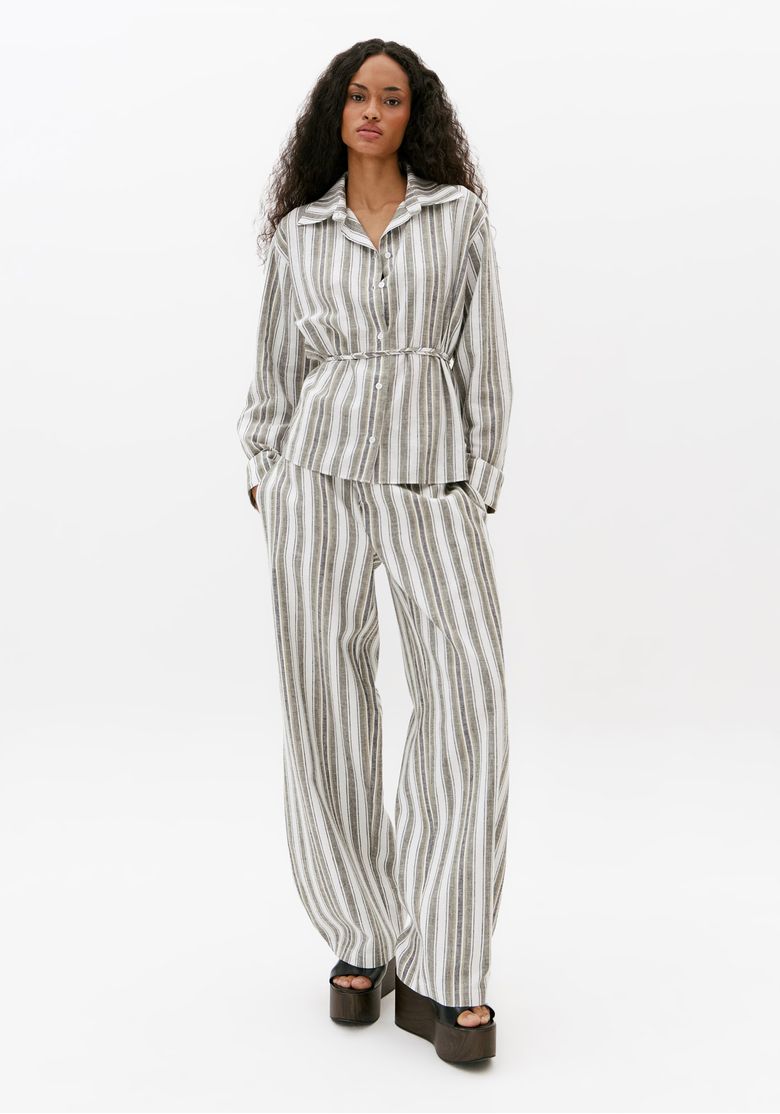 Look-completo-com-camisa-oversized-listrada-off-white-com-linho-e-calca-pantalona-feminina-de-mesmo-padrao