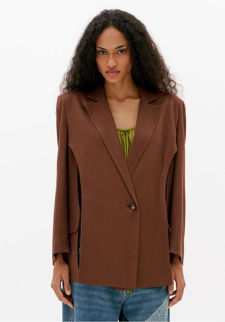 Vista-frontal-do-blazer-feminino-marrom-regular-com-corte-reto-lapela-classica-e-bolso-com-aba