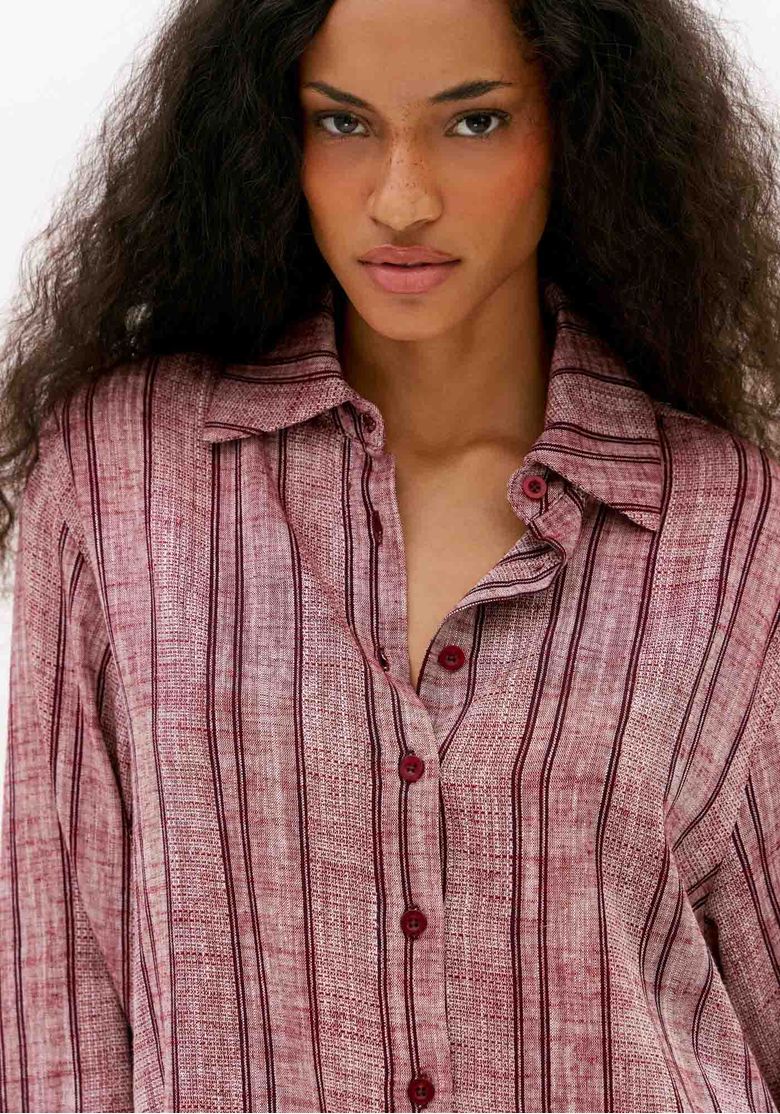 Detalhe da camisa feminina listrada bordô com linho, colarinho clássico e abotoamento frontal