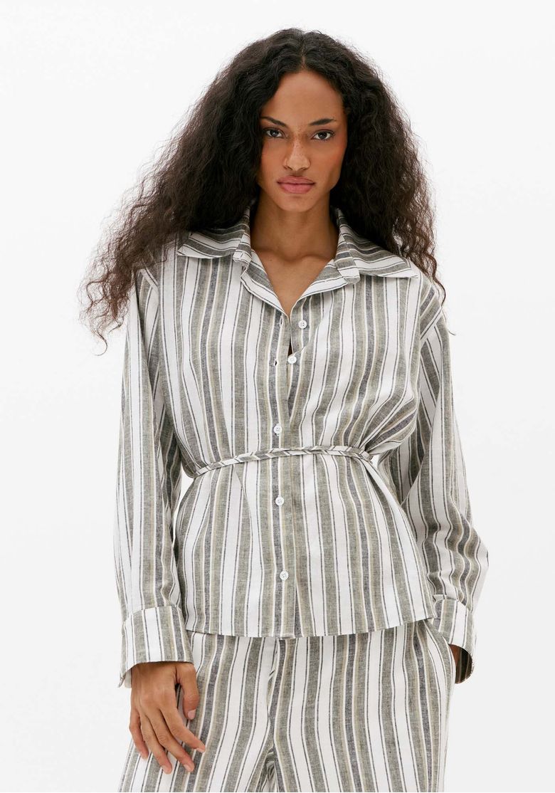Camisa-feminina-listrada-oversized-off-white-com-mangas-longas-e-amarracao-na-cintura-vista-frontal