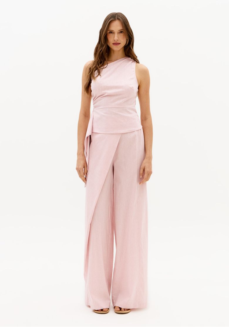 Blusa-feminina-rosa-claro-de-um-ombro-so-com-comprimento-medio-e-caimento-ajustado