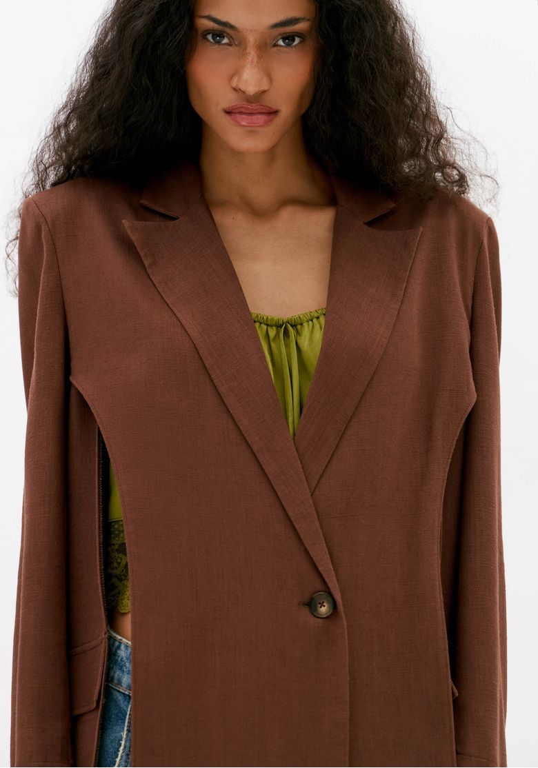 Close-frontal-do-blazer-feminino-marrom-com-lapela-classica-e-botao-classico-destaque-para-o-caimento-regular