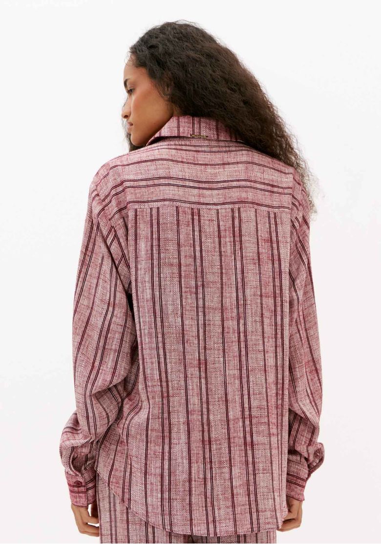 Camisa feminina oversized listrada bordô com linho vista costas, com barra arredondada e prega central
