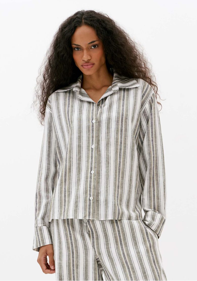 Camisa-oversized-feminina-off-white-listrada-com-abotoamento-frontal-e-modelagem-ampla-vista-frontal
