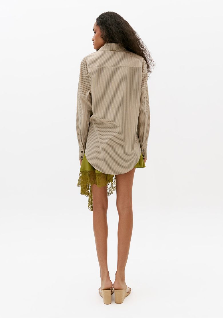 Vista-traseira-da-camisa-feminina-oversized-listrada-bege-com-barra-arredondada-e-modelagem-ampla