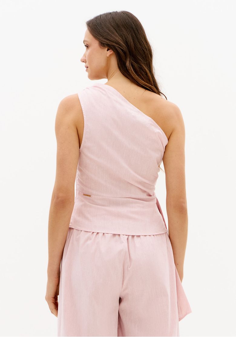 Costas-da-blusa-feminina-rosa-claro-ombro-unico-em-tecido-plano-leve-com-modelagem-justa