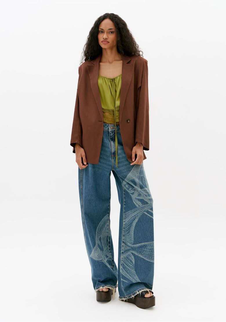 Look-completo-com-blazer-feminino-marrom-blusa-verde-e-calca-jeans-ampla-estampada-visual-casual-elegante