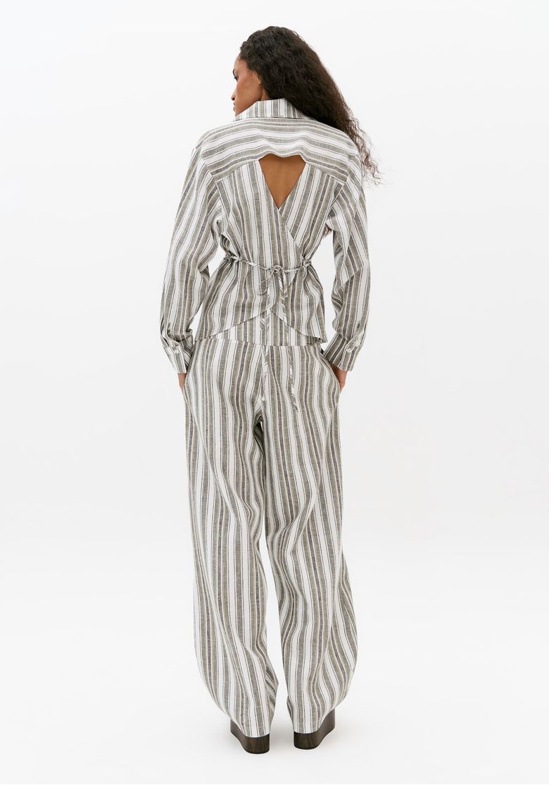Vista-traseira-da-camisa-feminina-oversized-listrada-com-abertura-nas-costas-e-tiras-para-amarracao