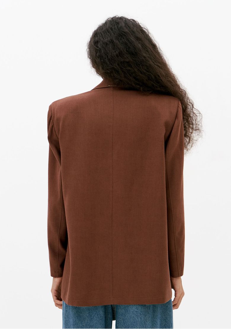 Vista-traseira-do-blazer-feminino-marrom-de-modelagem-regular-comprimento-alongado-e-barra-reta