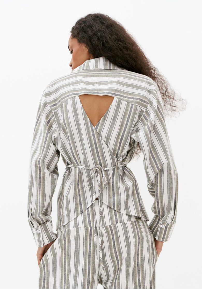 Detalhe-costas-da-camisa-off-white-listrada-com-recorte-vazado-triangular-e-faixa-ajustavel