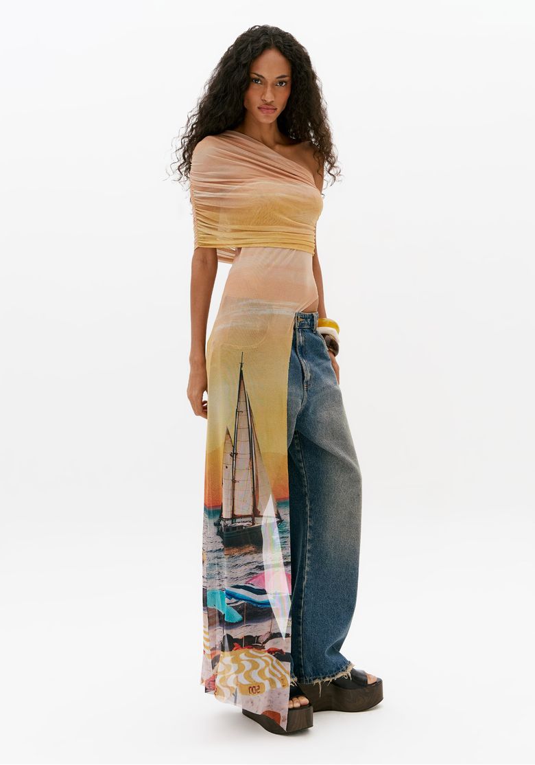 Blusa assimétrica feminina de tule estampado amarelo com decote de um ombro só, drapeado frontal e barra alongada assimétrica, vista frontal