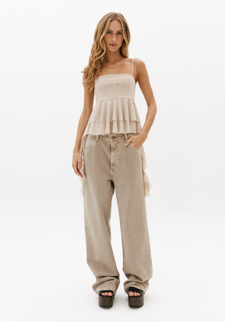 Look completo com blusa feminina off white assimétrica de babados e calça bege ampla