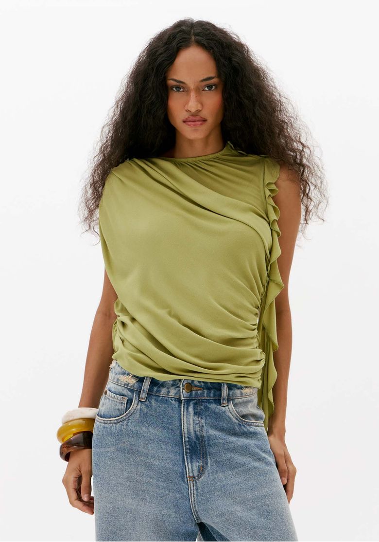 Blusa feminina verde assimétrica com gola alta, sem mangas e drapeado frontal em foto de frente com calça jeans clara