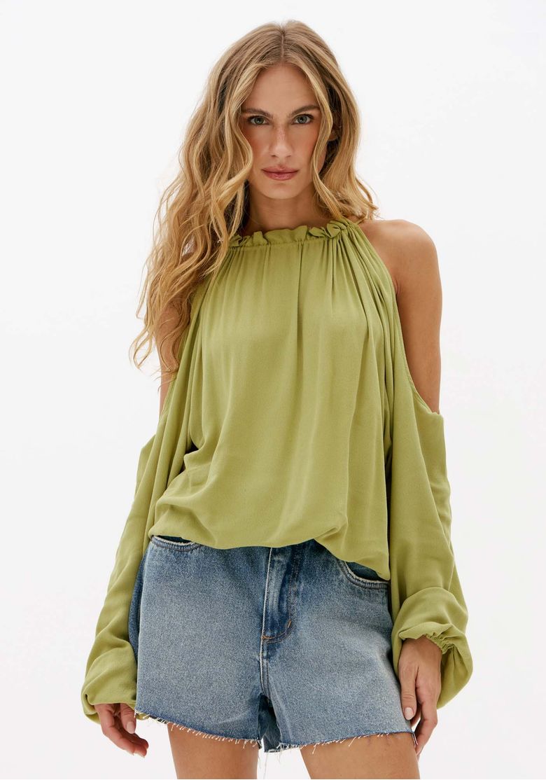 Blusa-feminina-verde-de-modal-com-caimento-fluido-manga-longa-ampla-e-detalhe-de-ombro-vazado-em-foto-frontal