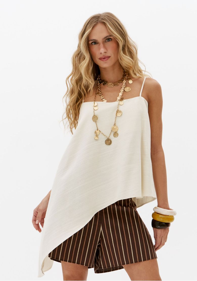 Blusa-feminina-off-white-assimetrica-de-alca-fina-com-linho-em-foto-frontal-com-caimento-solto-e-barra-pontuda-alongada