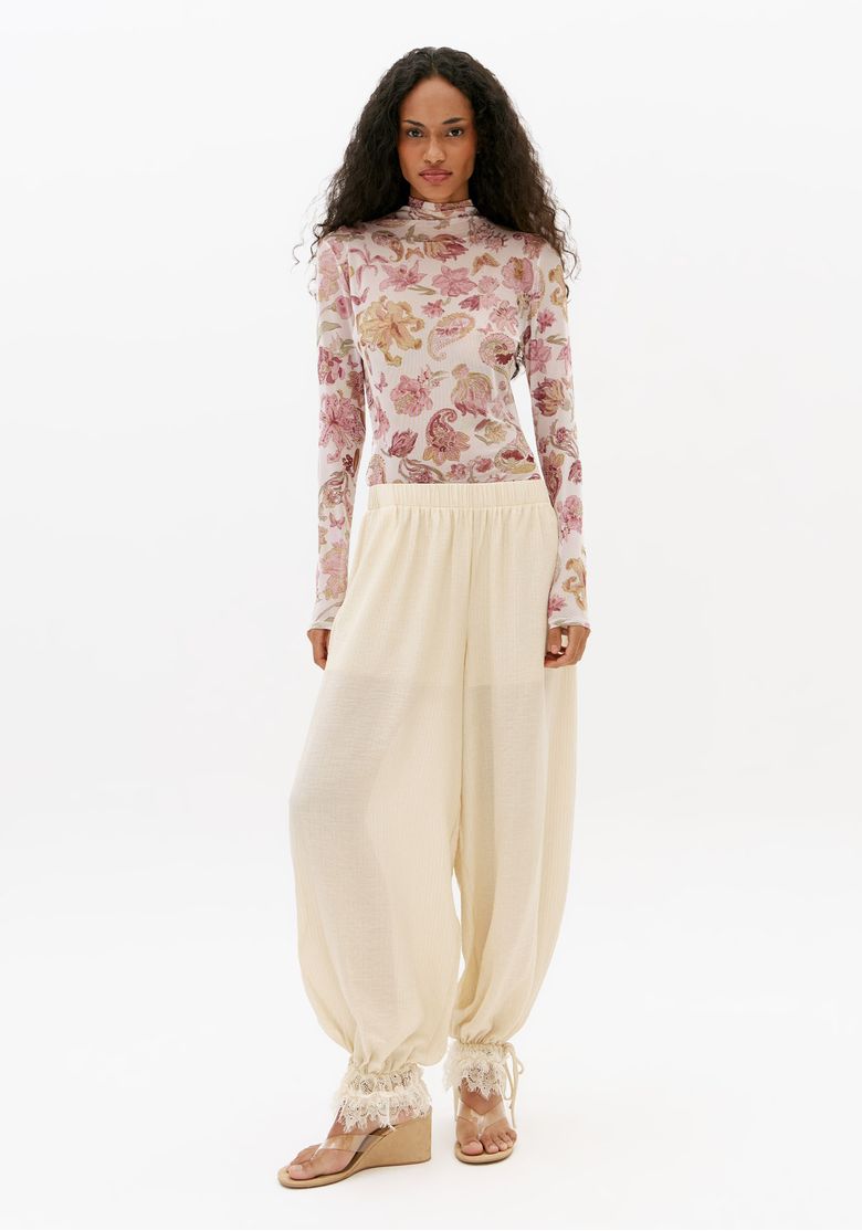 Look-completo-com-blusa-feminina-de-tule-estampada-floral-branca-ajustada-ao-corpo-e-calca-clara-ampla