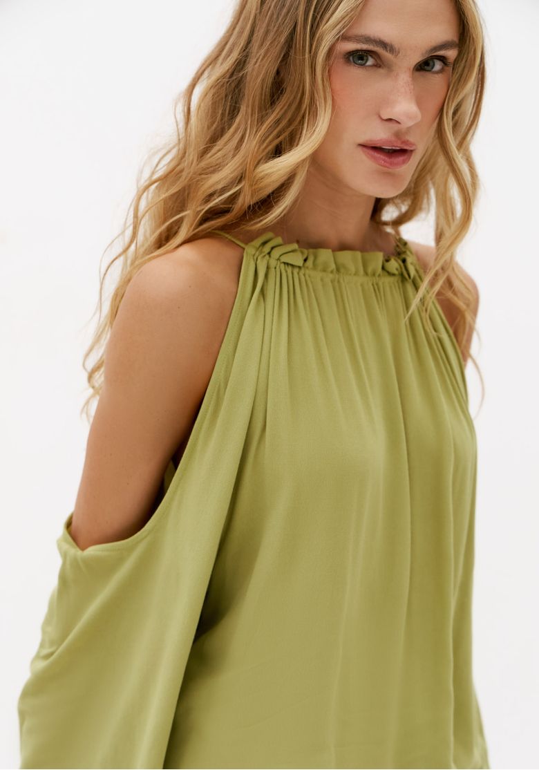 Close-da-blusa-verde-feminina-com-gola-redonda-franzida-tecido-leve-e-recorte-vazado-nos-ombros