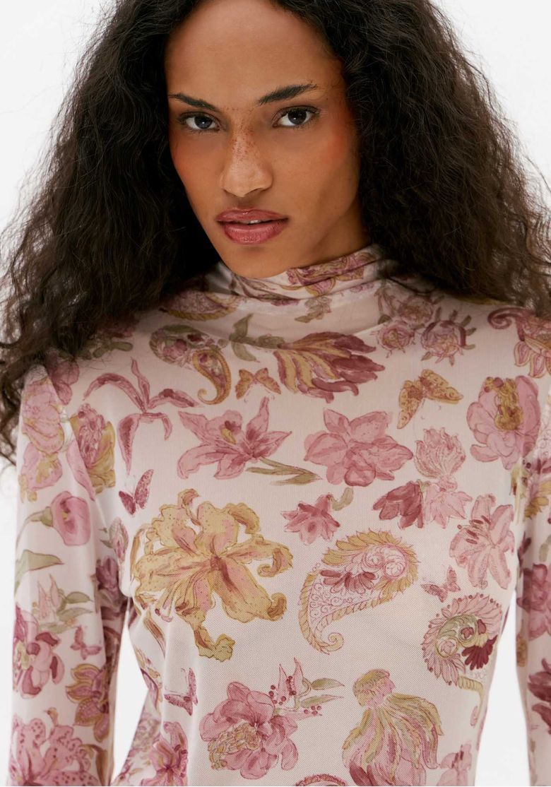 Close-da-blusa-feminina-de-tule-estampada-com-gola-alta-manga-longa-e-estampa-floral-em-tons-de-rosa-e-bege