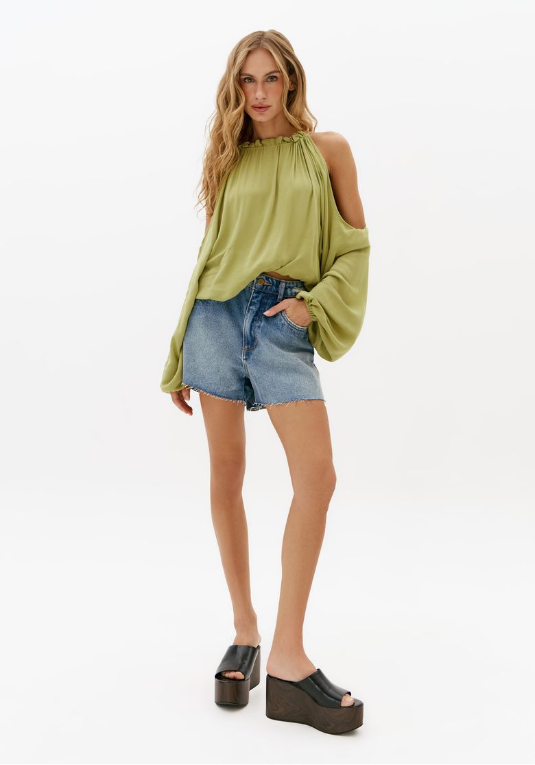 Look-completo-com-blusa-verde-ampla-manga-longa-shorts-jeans-e-tamanco-plataforma-em-producao-casual-feminina