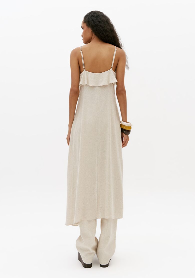 Vista-traseira-da-blusa-alongada-off-white-de-alca-fina-com-linho-modelagem-solta-e-comprimento-longo