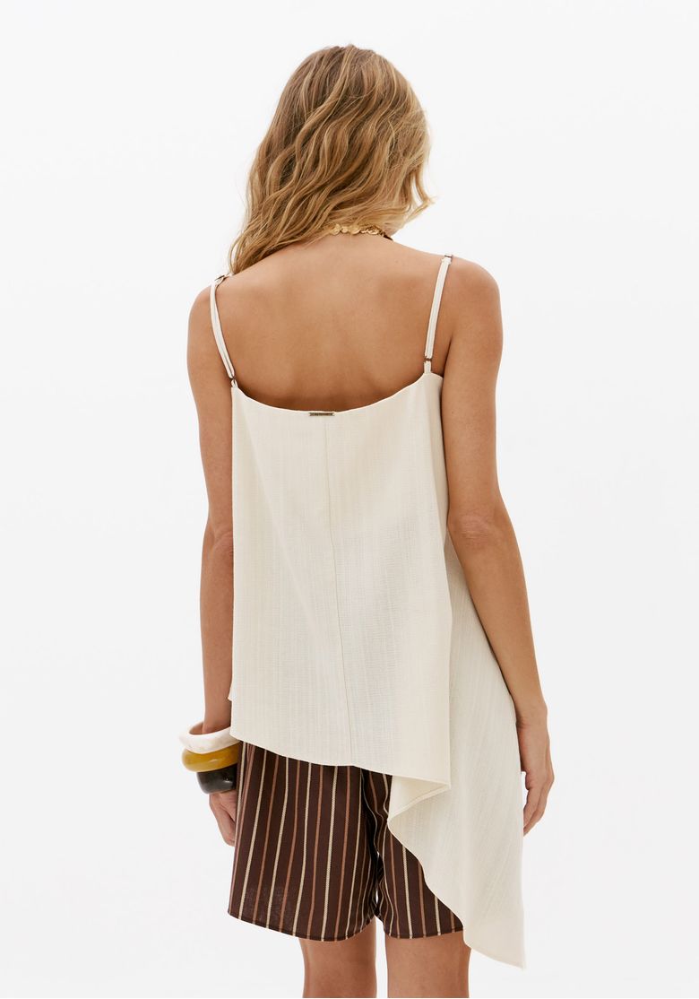 Vista-traseira-da-blusa-assimetrica-off-white-com-alcas-finas-e-fechamento-por-ziper-invisivel-nas-costas