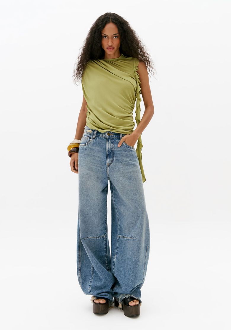 Look completo com blusa feminina verde assimétrica de gola alta e calça jeans wide leg, proposta casual moderna