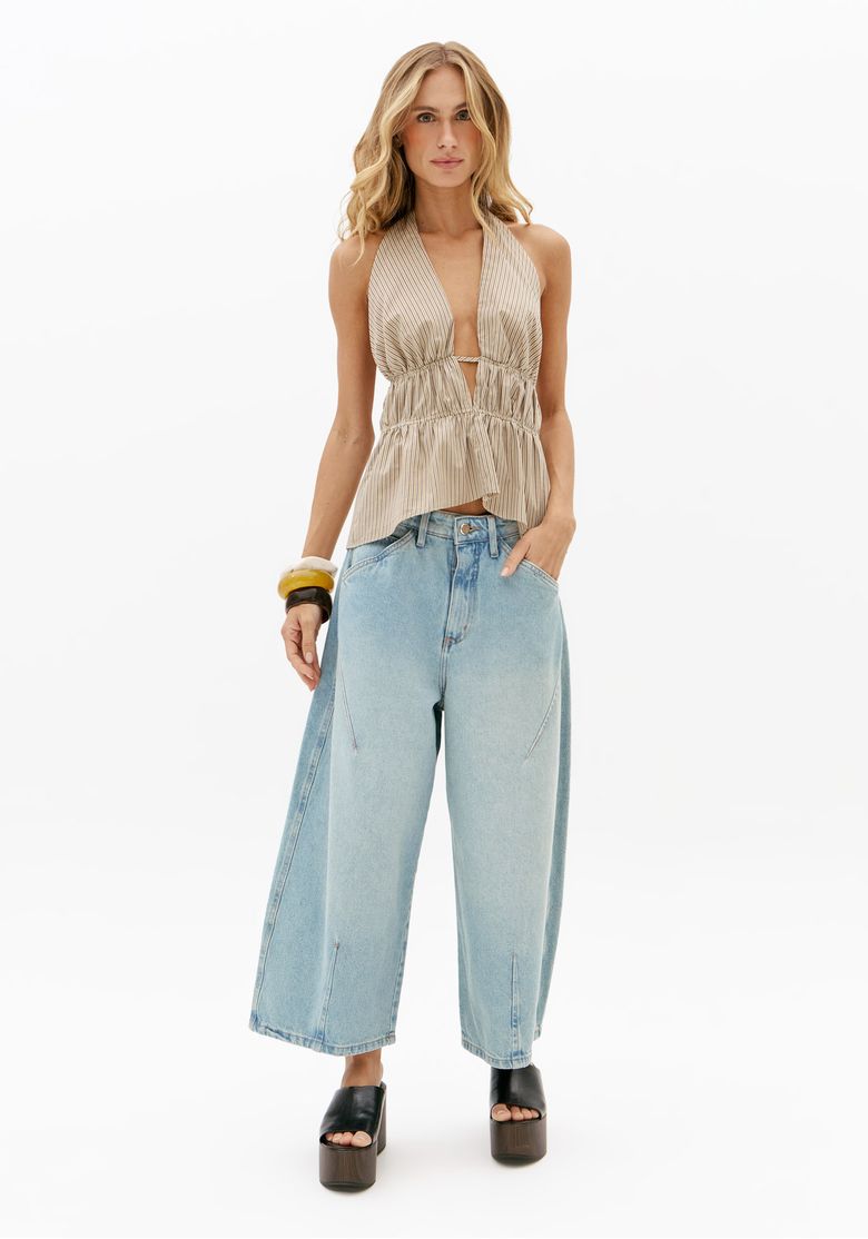 Look completo com blusa frente única bege listrada e calça jeans pantalona clara feminina