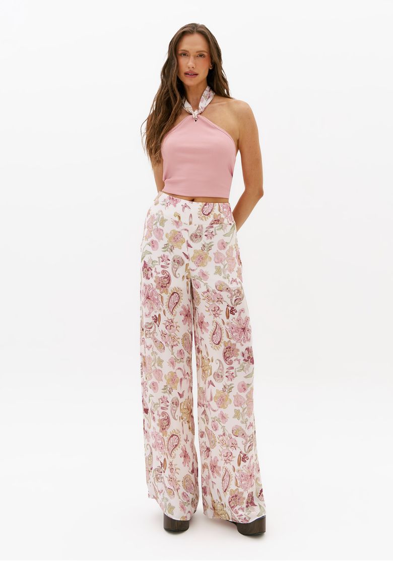 Look-completo-com-blusa-cropped-frente-unica-rosa-e-calca-ampla-estampada-estilo-casual-feminino