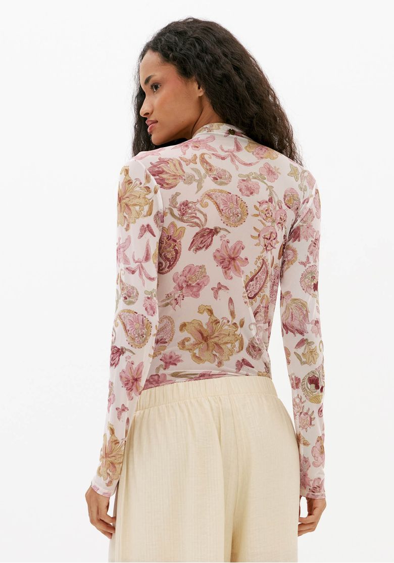 Vista-traseira-da-blusa-feminina-justa-de-tule-estampada-floral-branca-com-manga-longa-e-gola-alta