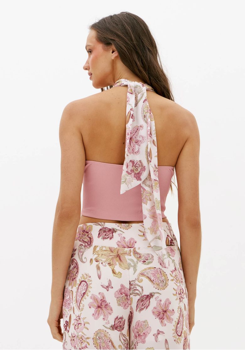 Vista-traseira-da-blusa-frente-unica-rosa-com-costas-abertas-e-faixa-estampada-longa-amarrada-no-pescoco