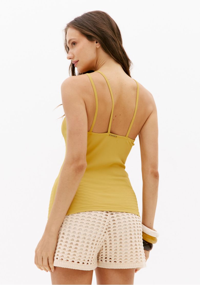 Vista-posterior-da-blusa-canelada-amarela-com-alcas-finas-e-modelagem-ajustada-ao-corpo