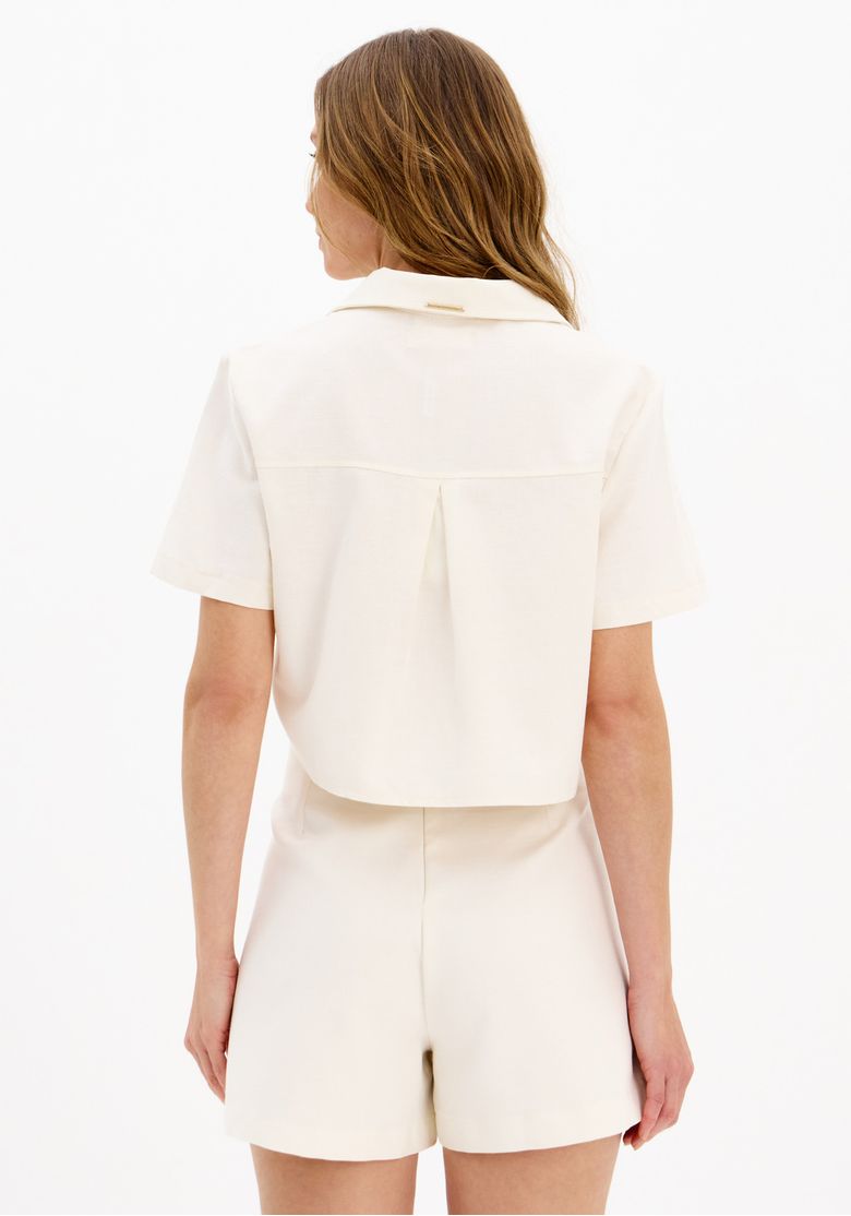 Vista-traseira-da-camisa-cropped-off-white-feminina-com-manga-curta-e-prega-central-nas-costas