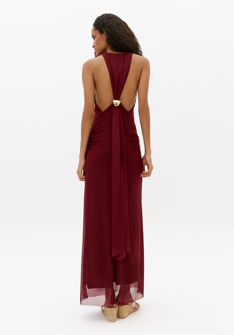 Vista-posterior-de-vestido-super-midi-bordo-de-tule-com-costas-abertas-profundas-e-detalhe-metalico-nas-costas