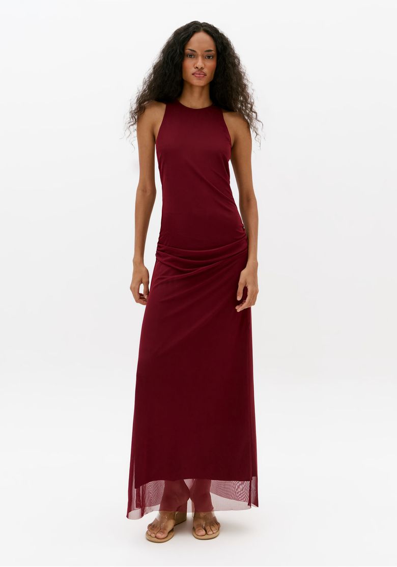 Vestido-super-midi-bordo-feminino-de-tule-com-drapeado-lateral-e-modelagem-ajustada-visto-de-frente-em-fundo-branco