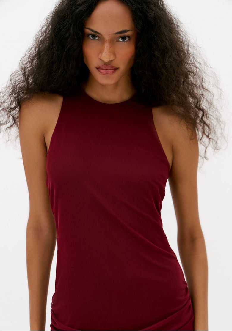 Detalhe-frontal-do-vestido-de-tule-bordo-com-caimento-ajustado-e-decote-alto