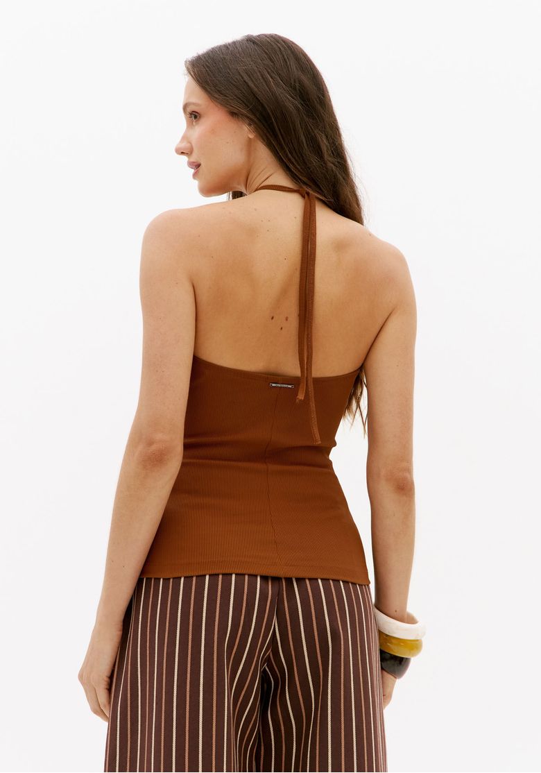 Blusa-frente-unica-marrom-justa-feminina-com-design-sem-mangas-recorte-frontal-e-detalhe-de-aviamento-vista-frontal