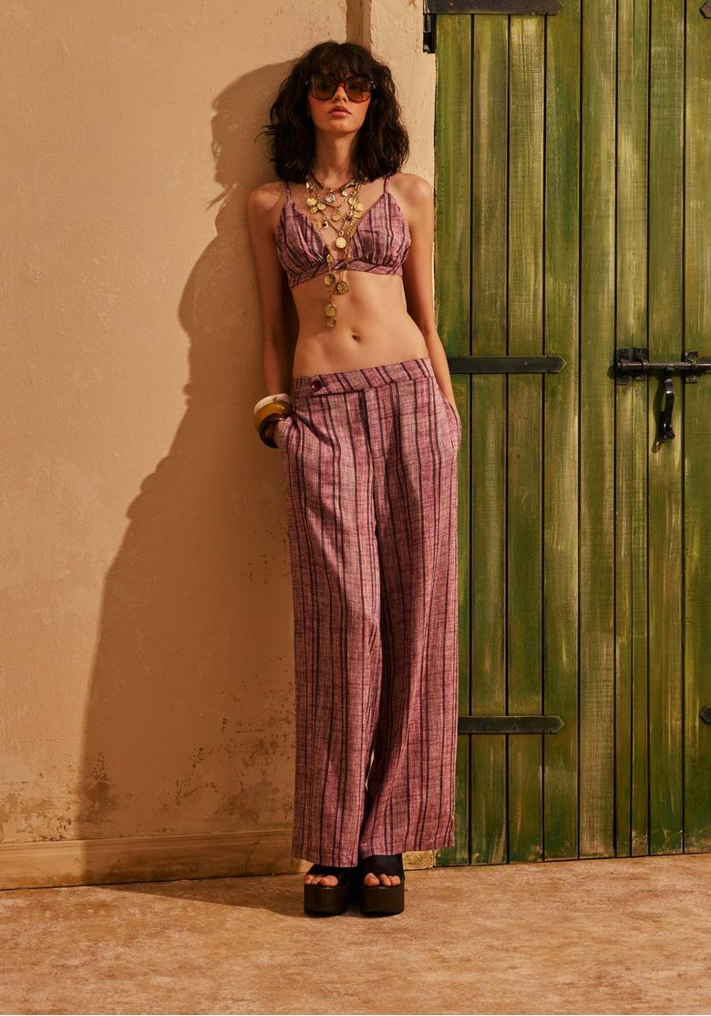 Calca-feminina-full-length-bordo-listrada-com-caimento-amplo-em-look-resort-combinada-com-top-cropped-estampado