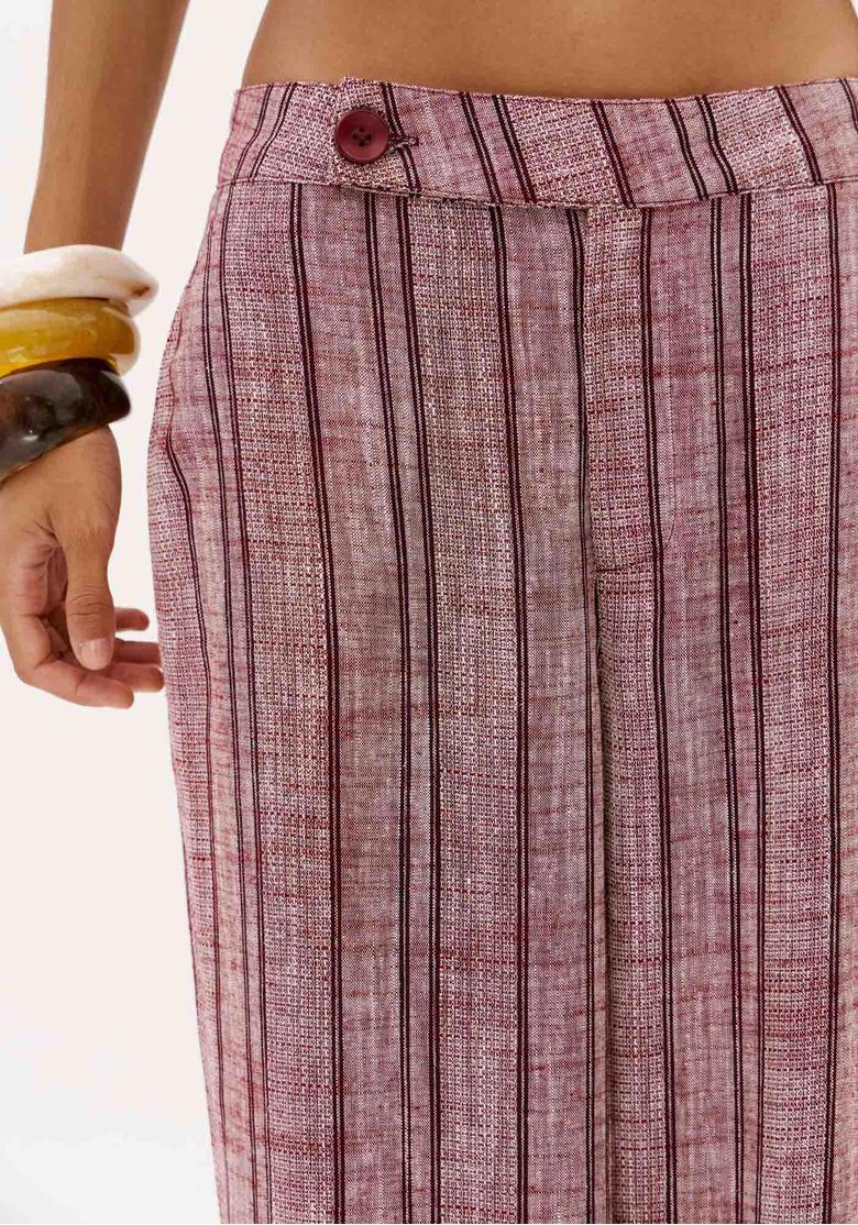 Detalhe-da-cintura-media-de-calca-feminina-bordo-listrada-com-fechamento-por-botao-e-tecido-com-linho