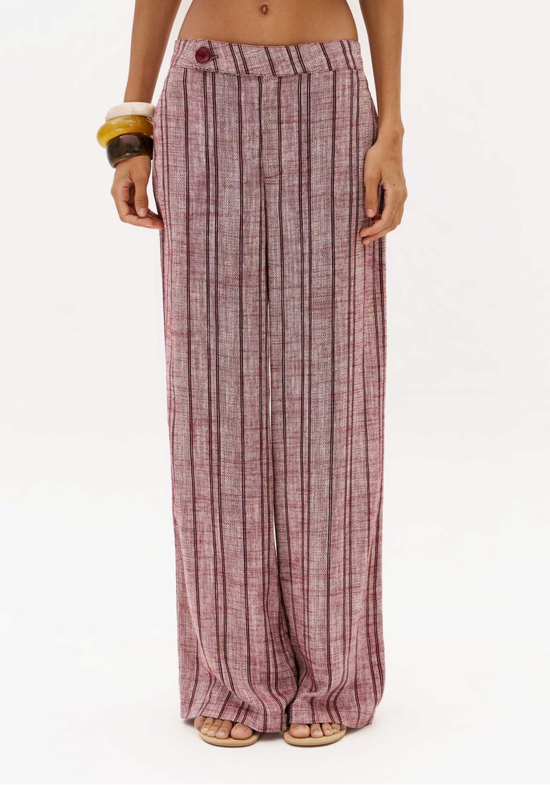 Vista-frontal-de-calca-feminina-full-length-bordo-listrada-com-barra-longa-e-silhueta-solta