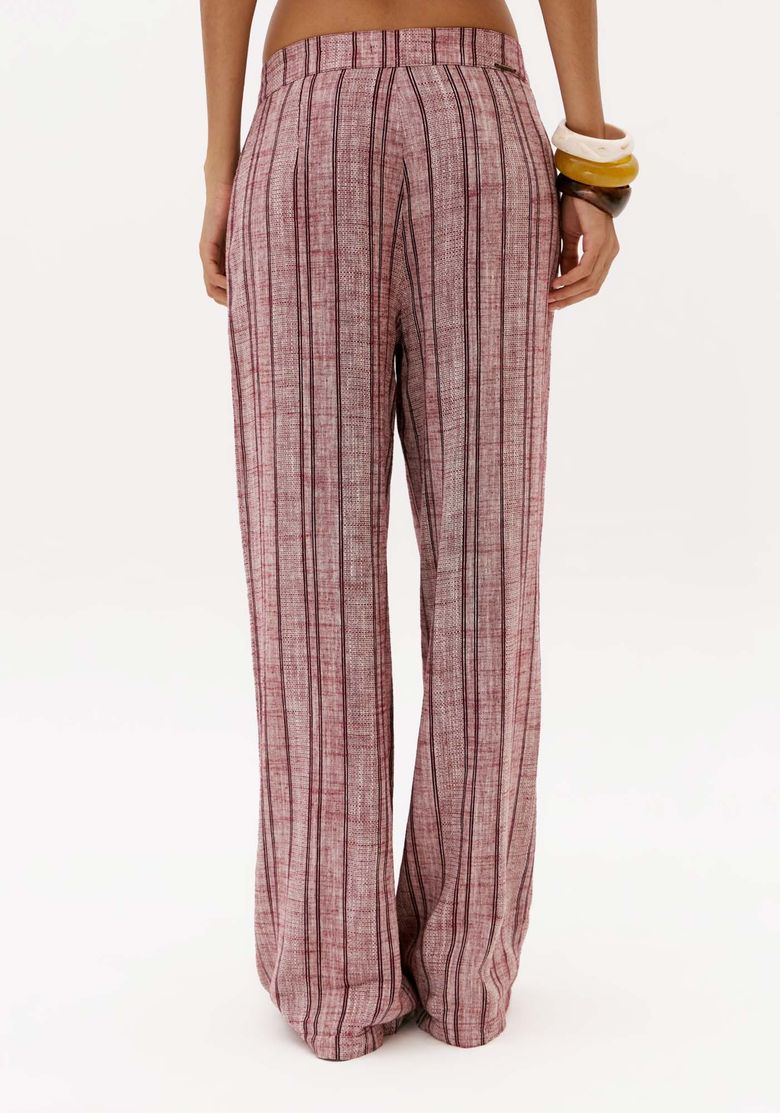 Vista-traseira-de-calca-feminina-full-length-bordo-listrada-com-modelagem-ampla-e-caimento-fluido