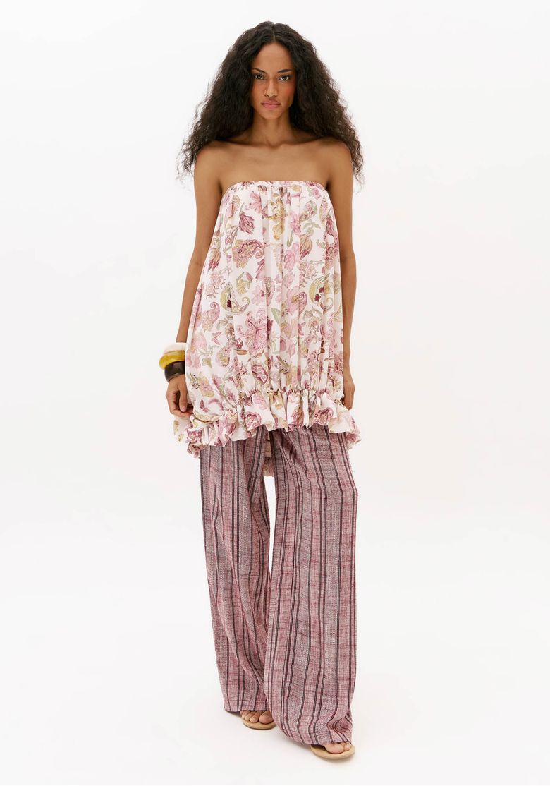 Calca-feminina-full-length-bordo-com-listras-verticais-e-cintura-media-usada-com-blusa-tomara-que-caia-estampada