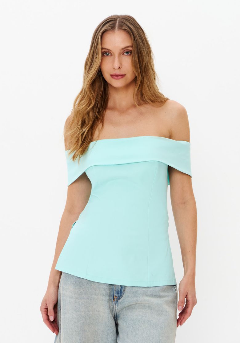 Blusa-feminina-azul-ombro-a-ombro-ajustada-com-pala-dobrada-vista-frontal-em-close